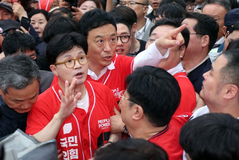 [부산=뉴시스] 하경민 기자 = 한동훈 전 국민의힘 대표가 20일 부산 수영구 광안리해수욕장 일대에서 시민들을 만나 김문수 대통령선거 후보의 지지를 호소하고 있다. 2025.05.20. yulnetphoto@newsis.com