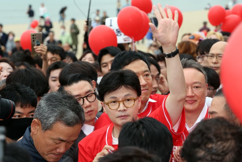 [부산=뉴시스] 하경민 기자 = 한동훈 전 국민의힘 대표가 20일 부산 수영구 광안리해수욕장 일대에서 시민들을 만나 김문수 대통령선거 후보의 지지를 호소하고 있다. 2025.05.20. yulnetphoto@newsis.com