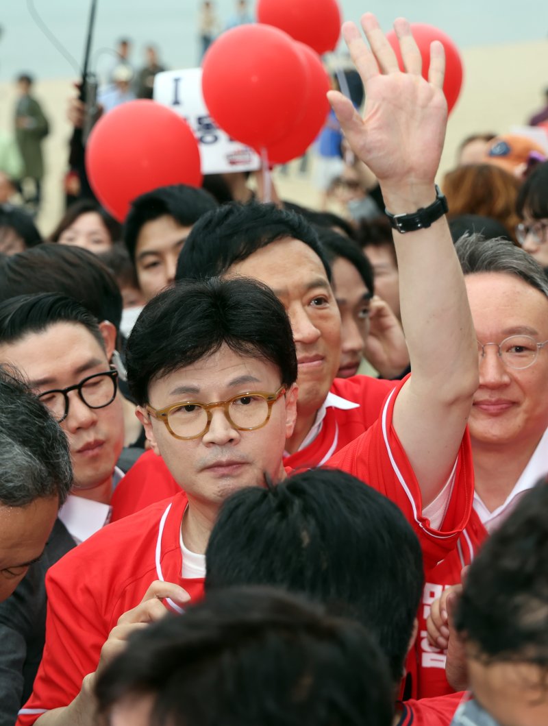 [부산=뉴시스] 하경민 기자 = 한동훈 전 국민의힘 대표가 20일 부산 수영구 광안리해수욕장 일대에서 시민들을 만나 김문수 대통령선거 후보의 지지를 호소하고 있다. 2025.05.20. yulnetphoto@newsis.com