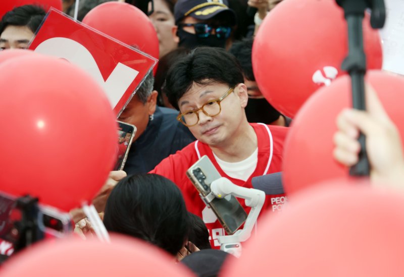 [부산=뉴시스] 하경민 기자 = 한동훈 전 국민의힘 대표가 20일 부산 수영구 광안리해수욕장 일대에서 시민들을 만나 김문수 대통령선거 후보의 지지를 호소하고 있다. 2025.05.20. yulnetphoto@newsis.com