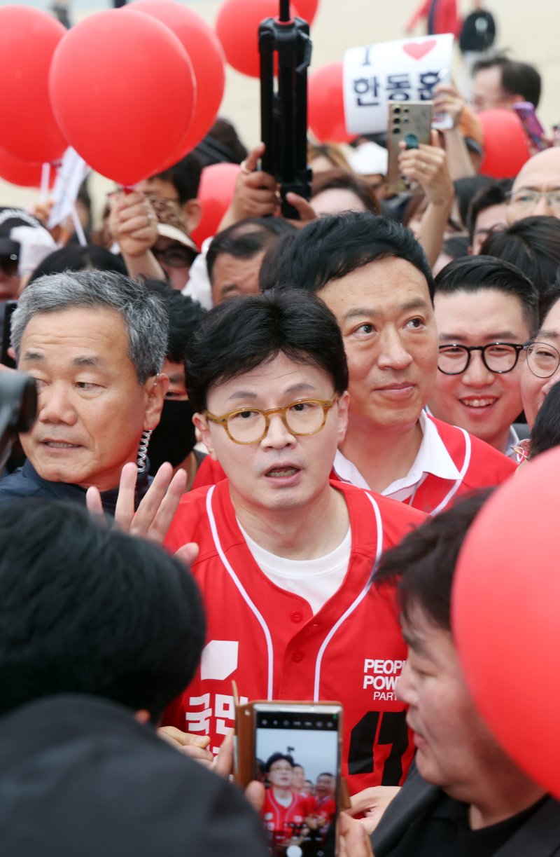 [부산=뉴시스] 하경민 기자 = 한동훈 전 국민의힘 대표가 20일 부산 수영구 광안리해수욕장 일대에서 시민들을 만나 김문수 대통령선거 후보의 지지를 호소하고 있다. 2025.05.20. yulnetphoto@newsis.com