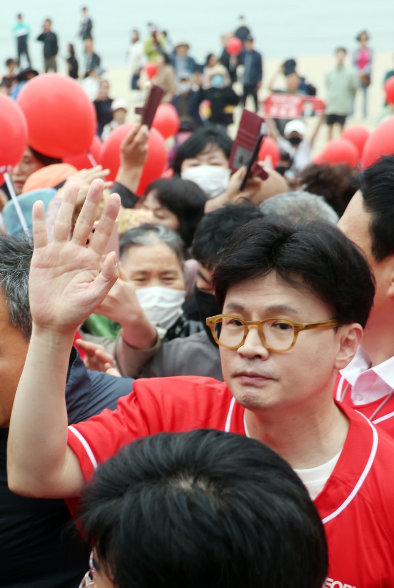 [부산=뉴시스] 하경민 기자 = 한동훈 전 국민의힘 대표가 20일 부산 수영구 광안리해수욕장 일대에서 시민들을 만나 김문수 대통령선거 후보의 지지를 호소하고 있다. 2025.05.20. yulnetphoto@newsis.com