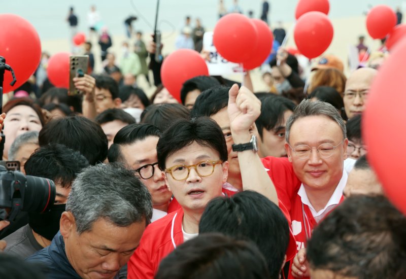 [부산=뉴시스] 하경민 기자 = 한동훈 전 국민의힘 대표가 20일 부산 수영구 광안리해수욕장 일대에서 시민들을 만나 김문수 대통령선거 후보의 지지를 호소하고 있다. 2025.05.20. yulnetphoto@newsis.com