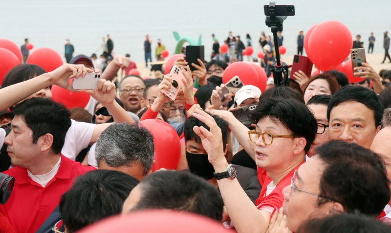 [부산=뉴시스] 하경민 기자 = 한동훈 전 국민의힘 대표가 20일 부산 수영구 광안리해수욕장 일대에서 시민들을 만나 김문수 대통령선거 후보의 지지를 호소하고 있다. 2025.05.20. yulnetphoto@newsis.com