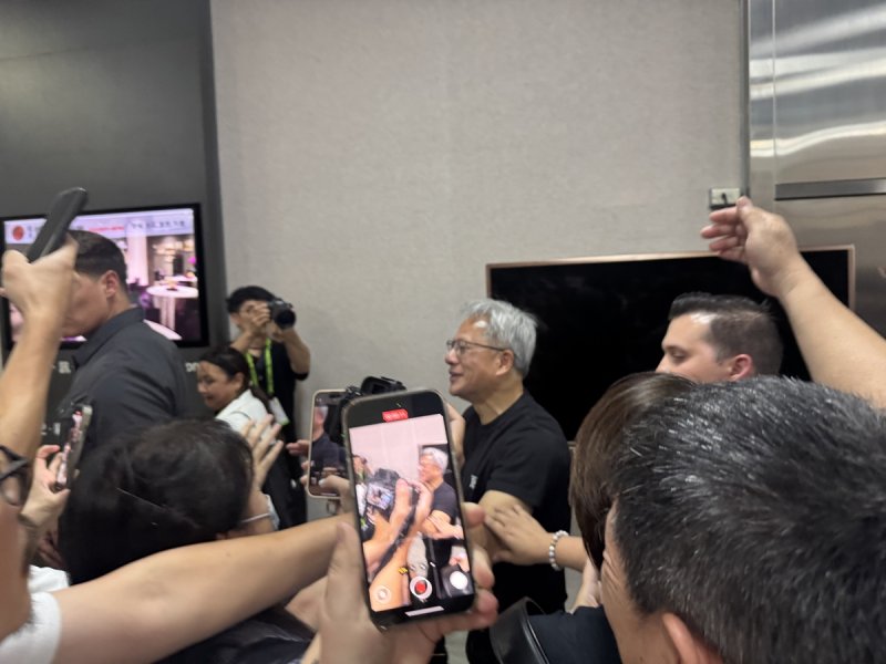 난강 전시관을 찾은 젠슨 황 엔비디아 CEO (출처=연합뉴스)