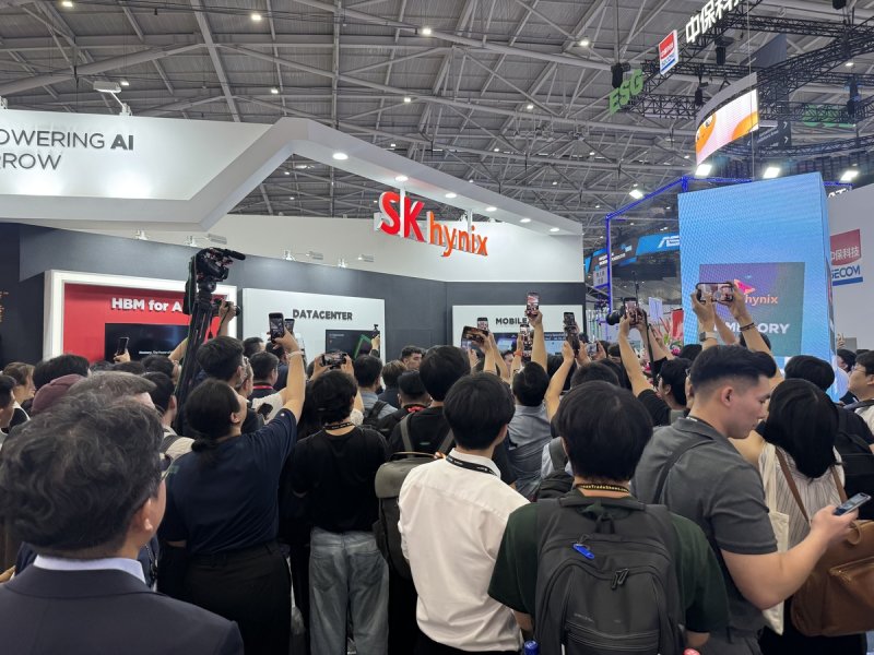 젠슨 황 CEO를 보기 위해 SK하이닉스에 몰린 방문객들 (출처=연합뉴스)
