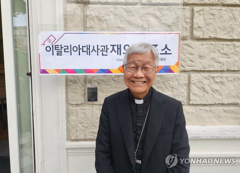 투표 마친 유흥식 추기경 (출처=연합뉴스)