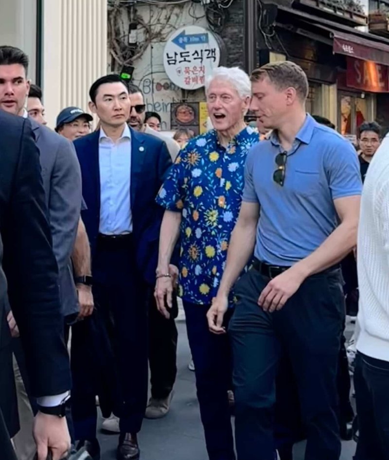 인사동에서 목격된 빌 클린턴 전 미국 대통령 (출처=연합뉴스)