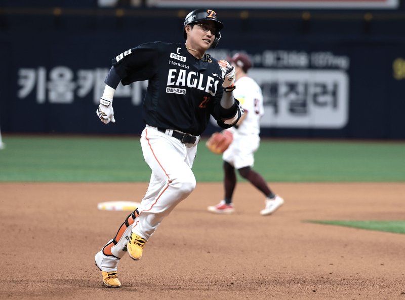 [서울=뉴시스] 정병혁 기자 = 지난 9일 서울 구로구 고척스카이돔에서 열린 2025 KBO리그 한화 이글스 대 키움 히어로즈의 경기, 9회초 2사 2루 상황 한화 채은성이 1타점 3루타를 친 뒤 그라운드를 돌고 있다. 2025.05.09. jhope@newsis.com