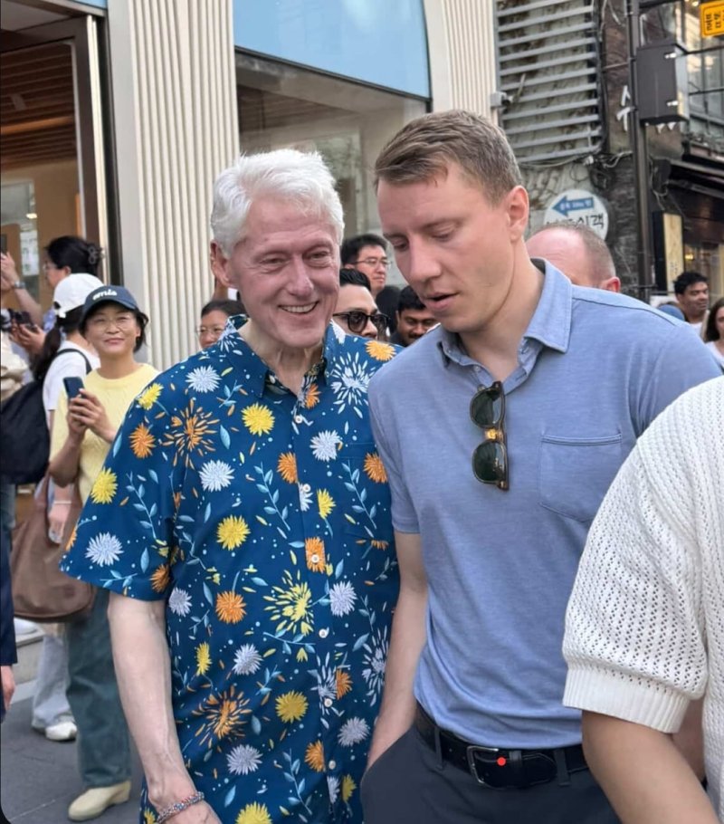 20일 서울 중심가에서 목격된 빌 클린턴 전 미국 대통령 (출처=연합뉴스)