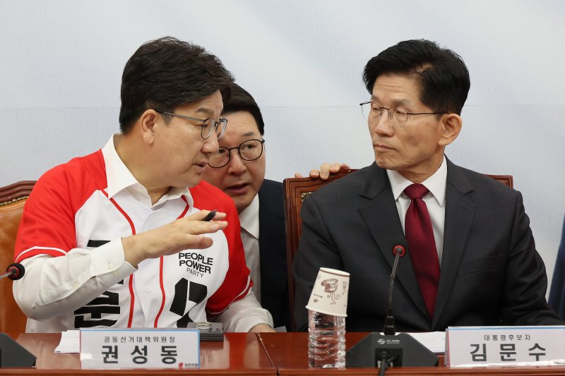 [서울=뉴시스] 조성우 기자 = 김문수(오른쪽) 국민의힘 대선후보가 15일 오전 서울 여의도 국회에서 열린 중앙선대위 회의 및 중앙선대위 임명장 수여식에서 권성동(왼쪽) 원내대표, 신동욱 선대위 수석대변인과 대화하고 있다. 2025.05.15. xconfind@newsis.com