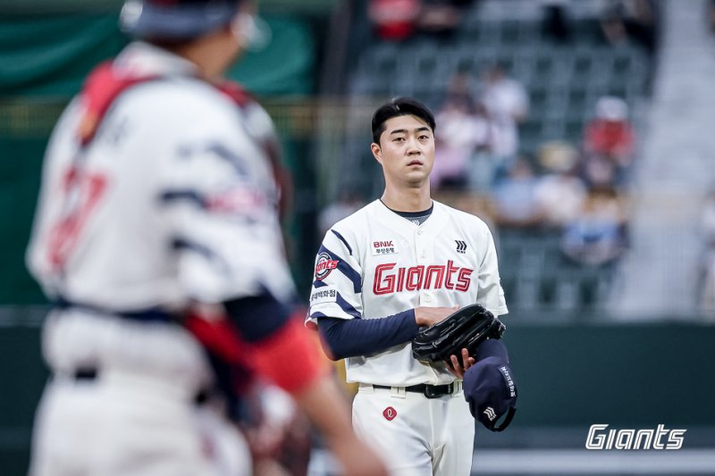 [서울=뉴시스] 프로야구 롯데 자이언츠 윤성빈이 20일 부산 사직구장에서 열린 2025 신한 쏠뱅크 KBO리그 LG 트윈스와의 경기에 선발 등판해 타자를 바라보고 있다. (사진=롯데 자이언츠 제공) 2025.05.20. *재판매 및 DB 금지