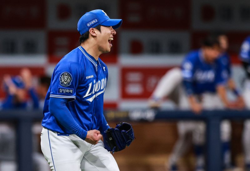 [서울=뉴시스] 프로야구 삼성 라이온즈 원태인이 20일 서울 고척스카이돔에서 열린 2025 신한 쏠뱅크 KBO리그 키움 히어로즈와의 경기에서 아웃카운트를 잡은 뒤 포효하고 있다. (사진=삼성 라이온즈 제공) 2025.05.20. *재판매 및 DB 금지