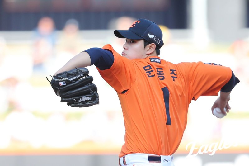 [서울=뉴시스] 프로야구 한화 이글스 문동주가 지난달 26일 대전 한화생명볼파크에서 열린 2025 신한 쏠뱅크 KBO리그 KT 위즈와의 경기에 선발 등판해 공을 던지고 있다. (사진=한화 이글스 제공) 2025.04.26. *재판매 및 DB 금지