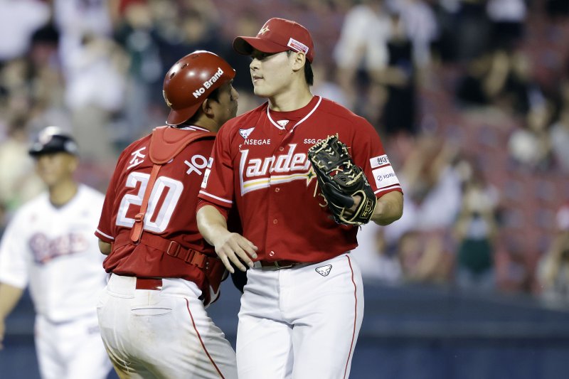 [서울=뉴시스] 최동준 기자 = 20일 서울 송파구 잠실야구장에서 열린 2025 KBO리그 SSG 랜더스와 두산 베어스의 경기, 5-3으로 승리한 SSG 조병현과 조형우가 기뻐하고 있다. 2025.05.20. photocdj@newsis.com