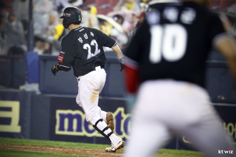 [서울=뉴시스] 프로야구 KT 위즈 장성우가 지난 17일 서울 잠실구장에서 열린 2025 신한 쏠뱅크 KBO리그 LG 트윈스와의 경기에서 안타를 치고 베이스를 돌고 있다. (사진=KT 위즈 제공) 2025.05.17. *재판매 및 DB 금지