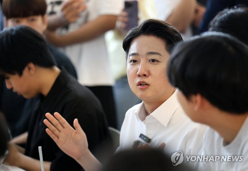 이준석 후보, 대학생들과 함께 점심 (출처=연합뉴스)