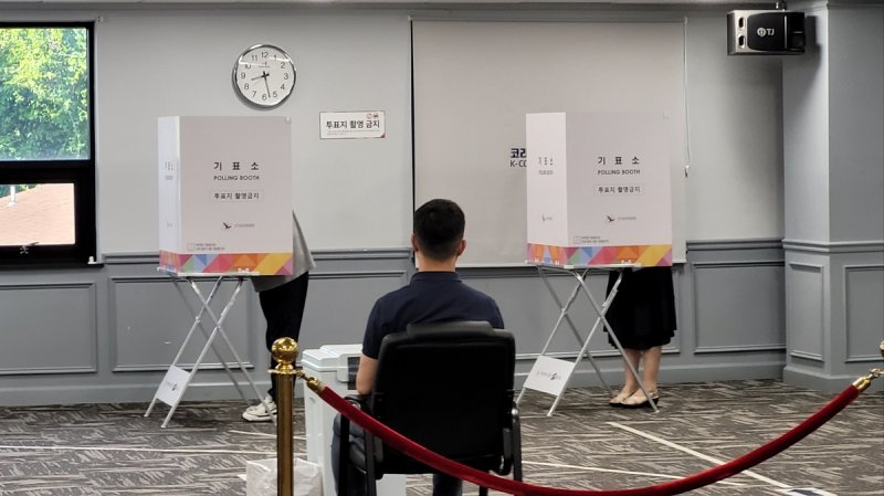 미국 재외투표소에서 투표하는 유권자 (출처=연합뉴스)