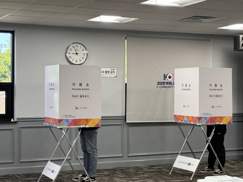 [워싱턴=뉴시스]이윤희 특파원 = 20일(현지 시간) 미국 버지니아주 알렉산드리아 코리안커뮤니티센터에 마련된 제21대 대통령선거 재외투표 투표소에서 유권자들의 투표가 이뤄지고 있다. 이번 대선 재외선거는 이날부터 오는 25일까지 전 세계 118개국 223개 투표소에서 진행된다. 2025.05.21.