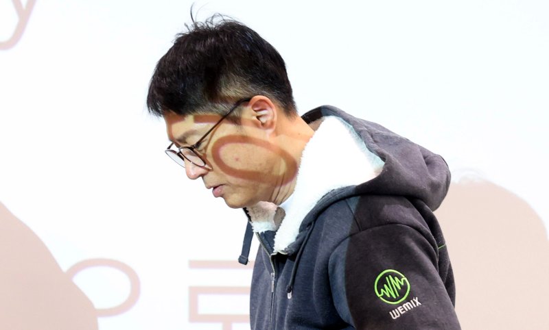 [성남=뉴시스] 추상철 기자 = 김석환 온라인바카라 재단 대표가 3일 오전 경기 성남시 판교 테크원타워에서 열린 '국내 가상자산 거래소의 위믹스 상장폐지 결정'과 관련 긴급 기자간담회에 참석하고 있다. 2025.05.03. scchoo@newsis.com