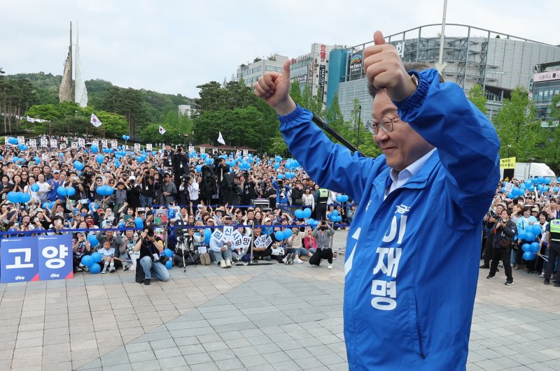 [고양=뉴시스] 조성우 기자 = 이재명 더불어민주당 대선후보가 20일 경기 고양시 일산동구 일산문화광장 앞에서 열린 집중유세에서 지지자들에게 인사하고 있다. (공동취재) 2025.05.20. photo@newsis.com