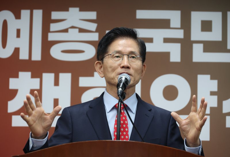 [서울=뉴시스] 고승민 기자 = 김문수 국민의힘 대선 후보가 20일 서울 양천구 한국예총회관에서 열린 한국예술문화단체총연합회·국민의힘 정책협약식에서 인사말을 하고 있다. 2025.05.20. kkssmm99@newsis.com