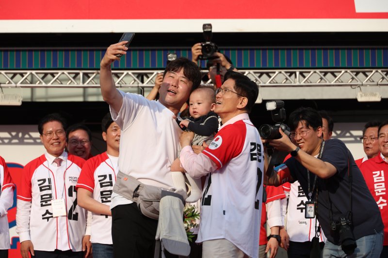 김문수 국민의힘 대통령 후보가 20일 경기 하남시 스타필드 하남 앞에서 유세를 하고 있다. (공동취재) 2025.5.20/뉴스1 ⓒ News1 김민지 기자