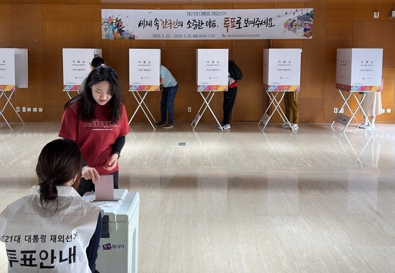 베이징 주중대사관에서 바카라사이트 뱃무브하는 국민 (출처=연합뉴스)