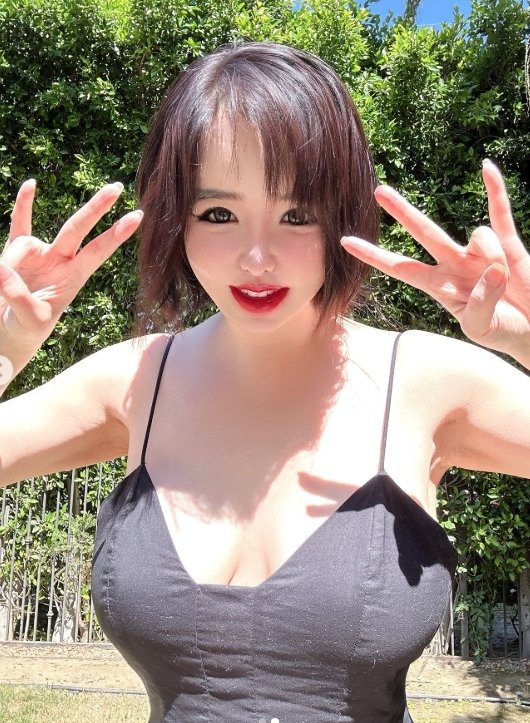 박봄, 원피스 입고 파격 노출..드러낸 글래머 몸매