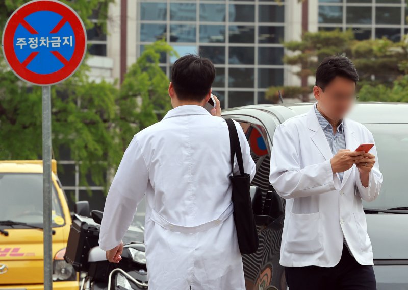 20일 서울 시내 한 대학병원에서 의료진들이 발걸음을 옮기고 있다. 정부는 사직한 바카라사이트 기가의 복귀를 돕기 위해 이날부터 이달 말까지 전공의 추가 모집을 진행한다. 수련병원별 자율 모집이며, 합격자는 오는 6월 1일부터 다음해 5월 31일까지 수련을 시작한다. 2025.5.20/바카라사이트 기가1 ⓒ News1 김진환 기자