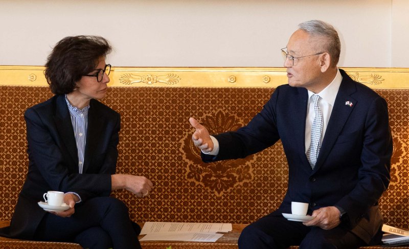 [서울=뉴시스]유인촌 문화체육관광부 장관(왼쪽)과 라시다 다티 프랑스 문화부 장관이 20일(현지 시간) 프랑스 파리에 있는 문화부에서 양국 수교 140주년을 계기로 '문화 분야 협력에 관한 의향서(LOI, Letter Of Intention)를 체결하고 양국간 문화 협력 확대 방안에 대해 논의하고 있다. 문체부 제공