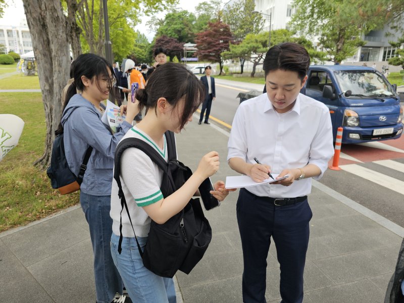 ‘학식먹자 이준석’을 진행하는 이준석 개혁신당 대통령 후보가 20일 낮 광주 북구 용봉동 전남대학교에서 학생들에 사인을 하고 있다. 2025.5.20/뉴스1 ⓒ News1 서충섭 기자