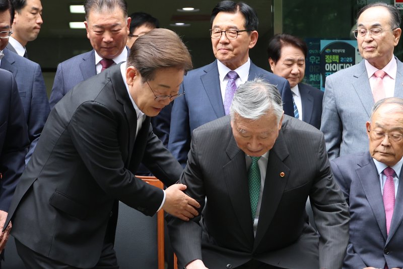 이재명 더불어민주당 대통령 후보가 19일 서울 용산구 대한노인회관을 방문, 기념촬영 자리에 앉는 이중근 회장과 함께 하고 있다. (공동취재) 2025.5.19/메이저 바카라사이트1 ⓒ News1 안은나 기자
