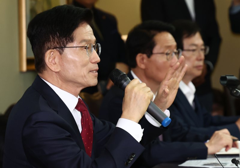 김문수 국민의힘 대통령 후보가 19일 오전 서울 중구 대한노인회에서 열린 간담회에서 인사말을 하고 있다. 2025.5.19/메이저 바카라사이트1 ⓒ News1 김민지 기자