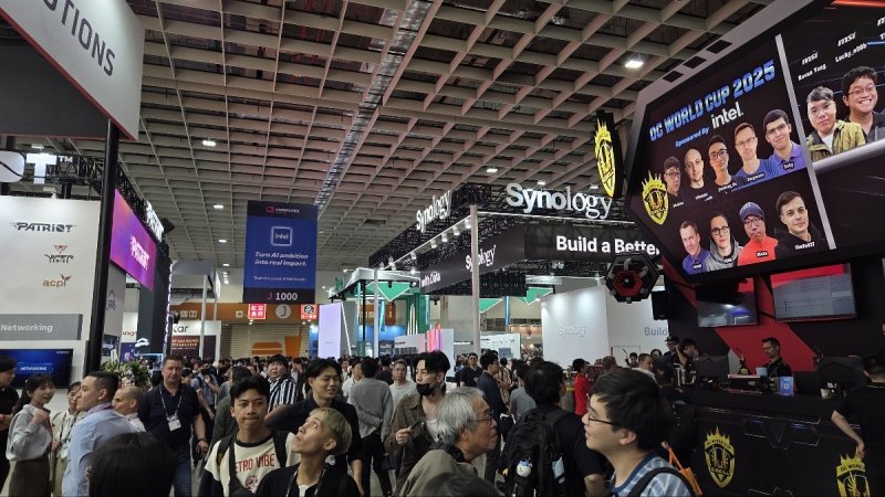 아시아 최대 IT·컴퓨팅 전시회인 '컴퓨텍스 2025'가 열린 20일 타이베이 난강 전시센터를 방문한 많은 관람객들이 부스를 둘러보고 있다. 2025.5.20/뉴스1 ⓒ News1 김민석 기자