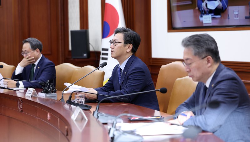 5월부터 결혼업체 가격 공개 확대…서비스업 수출금융 13조까지 늘린다