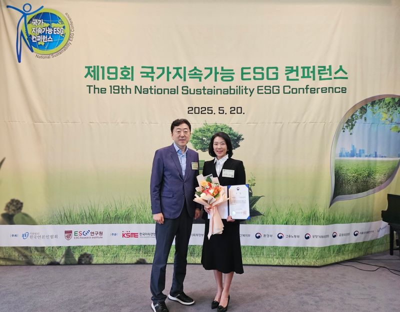 이재혁 고려대학교 ESG연구원장(왼쪽)과 오다정 닥터솔루션 대표가 시상식 이후 기념촬영을 하고 있다. 벤처기업협회 제공