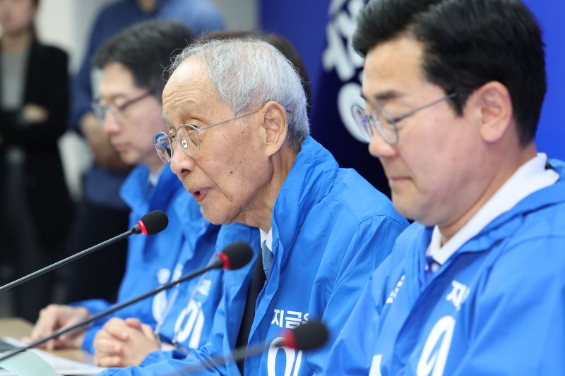 윤여준, 김문수·이준석·한동훈 싸잡아 “내란세력”..李·韓 “尹 종식” 반박