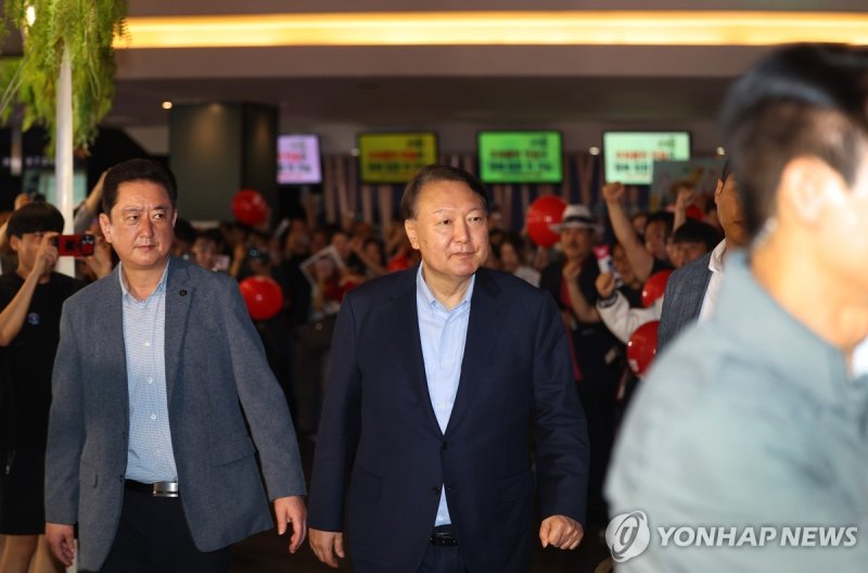 영화관 찾은 윤석열 전 대통령 (출처=연합뉴스)