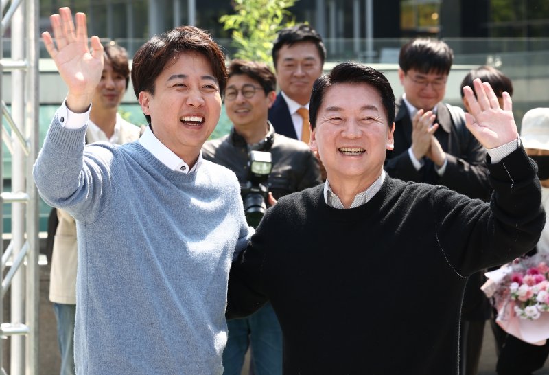 안철수 국민의힘 대선 경선 후보와 이준석 개혁신당 대선 후보가 25일 경기 성남시 판교역 인근 광장에서 열린 '미래를 여는 단비토크, Ai 기술패권시대 대한민국 미래를 말하다'에서 시민들을 향해 인사하고 있다. 2025.4.25/뉴스1 ⓒ News1 김민지 기자