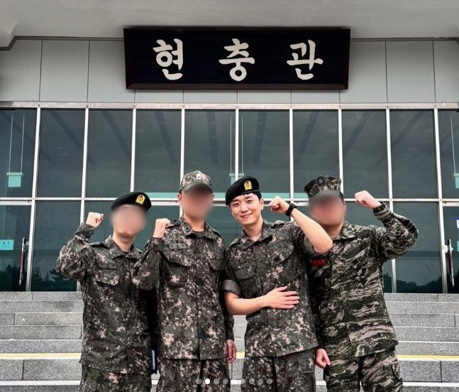 오지 않을 것 같았는데 고우림 전역 소감…'곰신' 끝낸 김연아도 '좋아요' 꾹