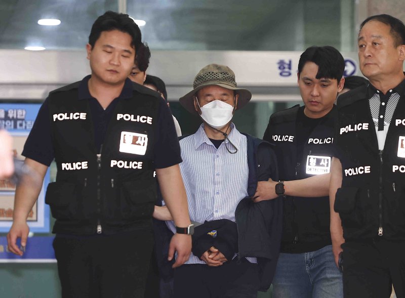 [시흥=뉴시스] 김근수 기자 = 시흥시 정왕동에서 2명을 살해하고 2명에게 흉기를 휘둘러 다치게 한 혐의로 긴급체포된 차철남이 21일 경기 시흥경찰서에서 영장실질심사를 받기 위해 수원지방법원 안산지원으로 호송되고 있다. 2025.05.21. ks@newsis.com