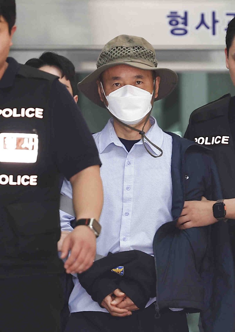 [시흥=뉴시스] 김근수 기자 = 시흥시 정왕동에서 2명을 살해하고 2명에게 흉기를 휘둘러 다치게 한 혐의로 긴급체포된 차철남이 21일 경기 시흥경찰서에서 영장실질심사를 받기 위해 수원지방법원 안산지원으로 호송되고 있다. 2025.05.21. ks@newsis.com