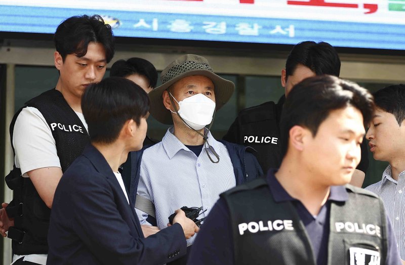 [시흥=뉴시스] 김근수 기자 = 시흥시 정왕동에서 2명을 살해하고 2명에게 흉기를 휘둘러 다치게 한 혐의로 긴급체포된 차철남이 21일 경기 시흥경찰서에서 영장실질심사를 받기 위해 수원지방법원 안산지원으로 호송되고 있다. 2025.05.21. ks@newsis.com