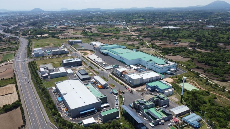 제주시 구좌읍 용암해수단지 전경. 제주도는 용암해수단지의 산업시설 전력 수요와 지역 발전원을 연계하는 산단형 분산에너지 모델을 마련해 정부 특구 지정에 도전한다. 사진=제주테크노파크