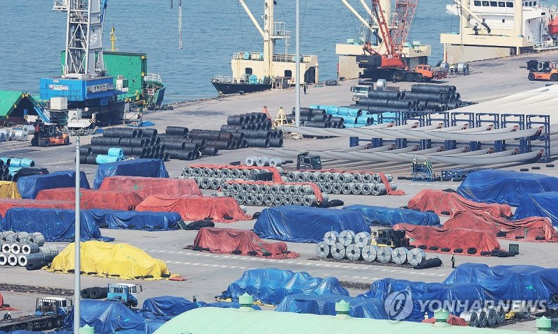 쌓여 있는 철강 제품 (출처=연합뉴스)