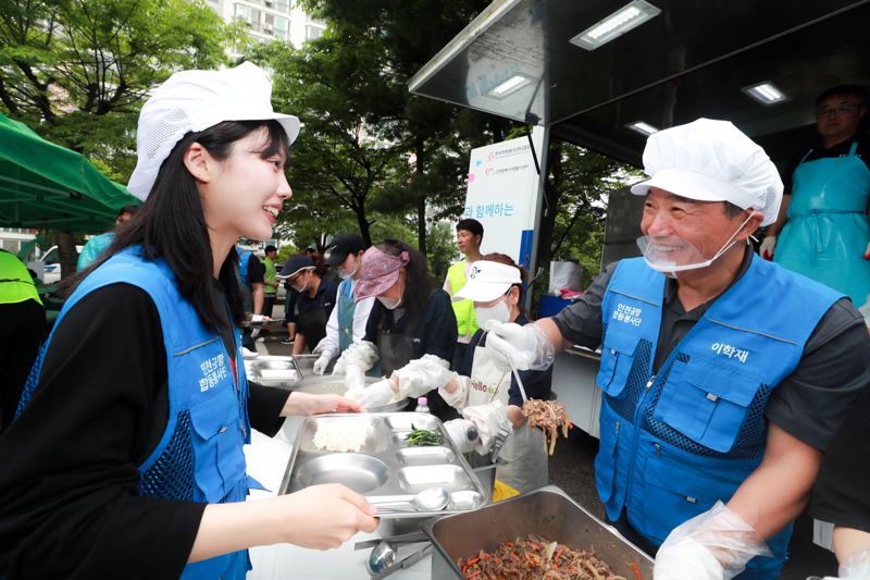 인천공항公 "어르신에 따뜻한 한 끼 대접"... 무료급식 봉사