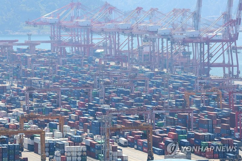 컨테이너 쌓인 신선대부두 (출처=연합뉴스)