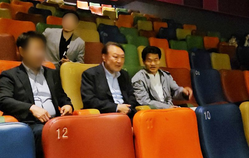 윤석열 전 대통령과 전직 한국사 학원 강사 전한길(오른쪽)이 21일 오전 서울 메가박스 동대문에서 영화 '부정선거, 신의 작품인가' 관람을 앞두고 대화를 나누고 있다. 2025.5.21/뉴스1 ⓒ News1 조현기 기자