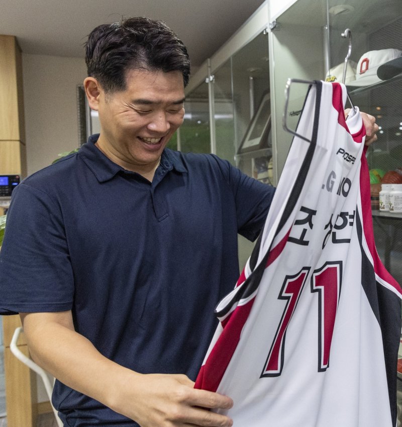 선수 시절 유니폼 든 창원 LG 조상현 감독 (출처=연합뉴스)